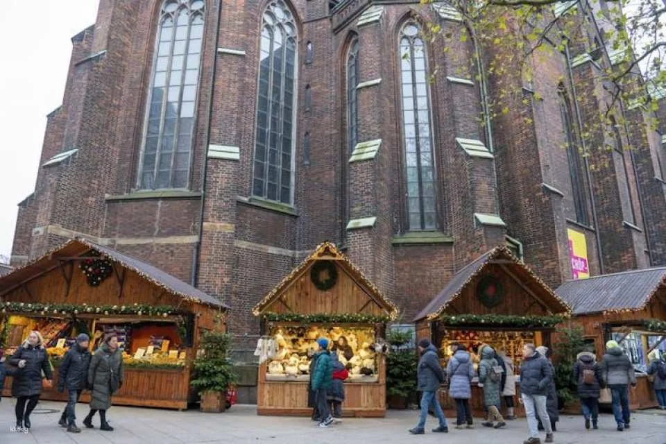 Hamburg Christmas markets private walking tour with mulled wine