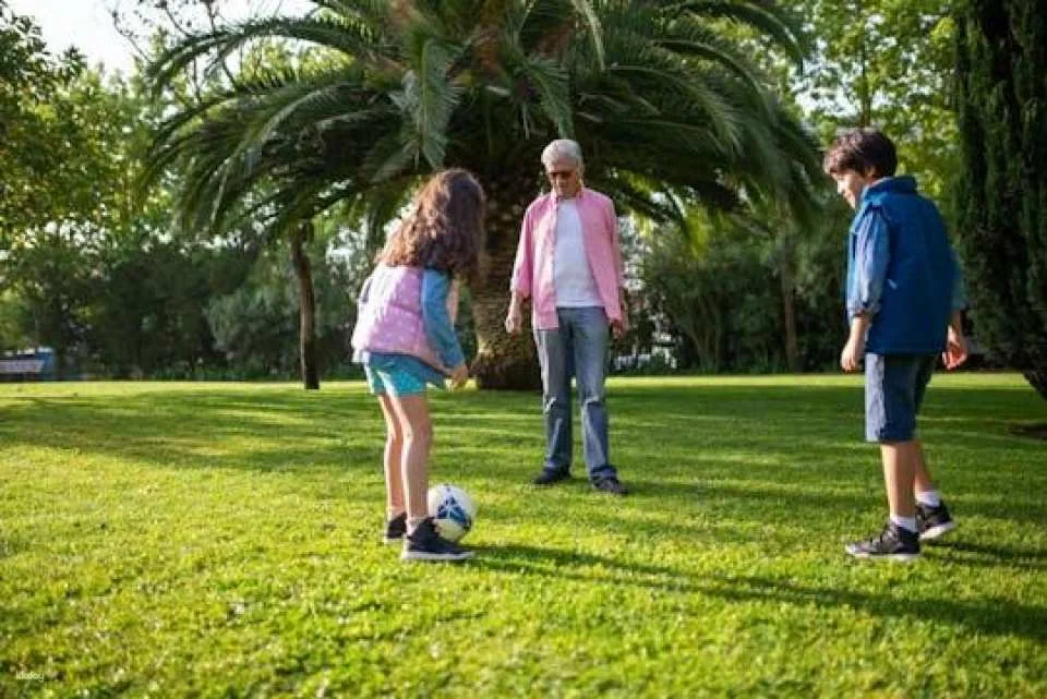 Family private walking tour in Cannes (605973)