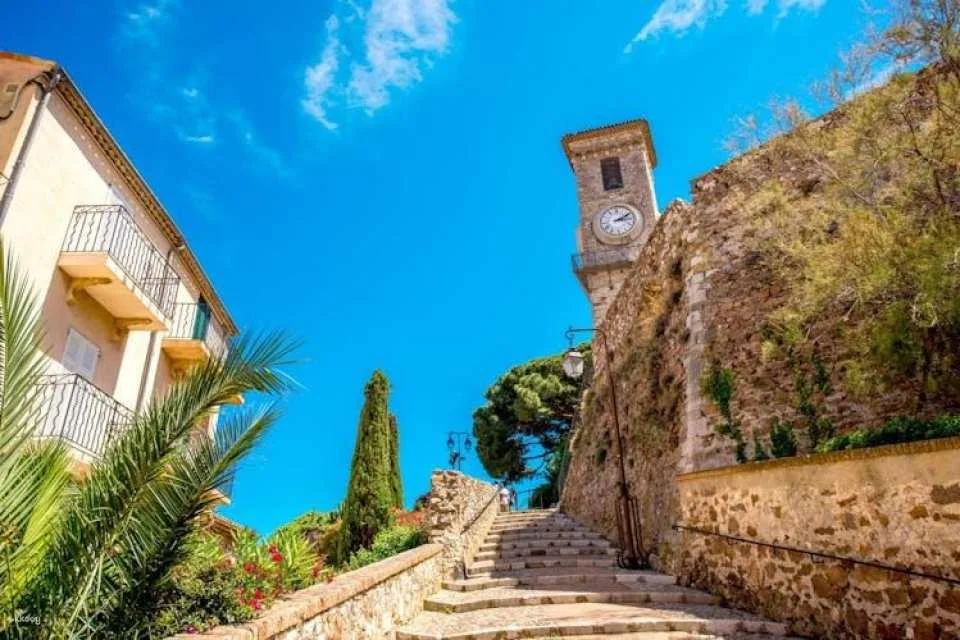 Family private walking tour in Cannes