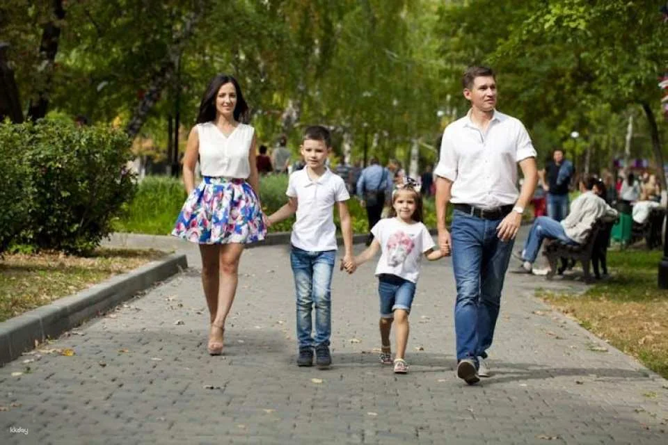 Family private walking tour in Cannes