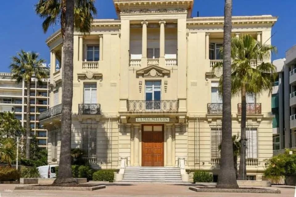 Family private walking tour in Cannes