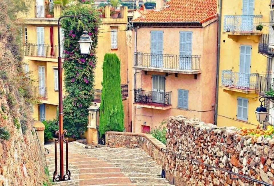 Family private walking tour in Cannes