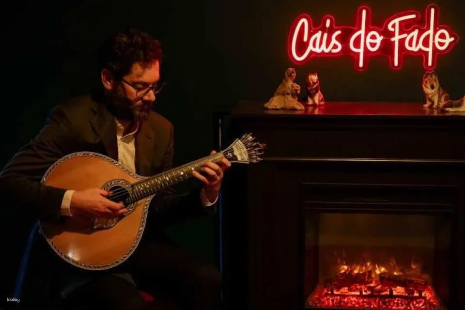 Traditional fado show with local artists in Porto