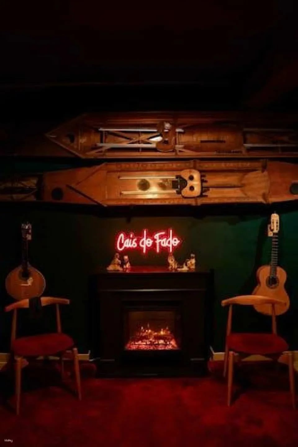 Traditional fado show with local artists in Porto