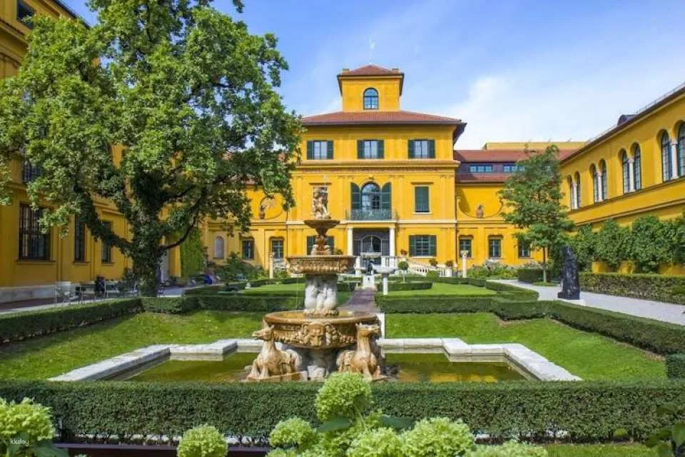 Stories and treasures of Munich's Koenigsplatz area self-guided audio