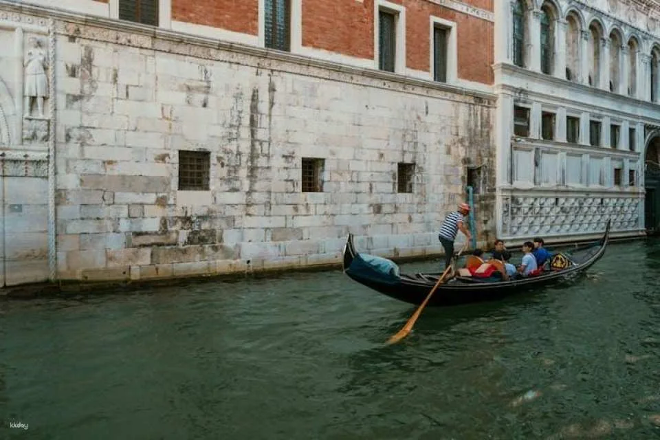 Shared gondola ride underneath the Bridge of Sighs