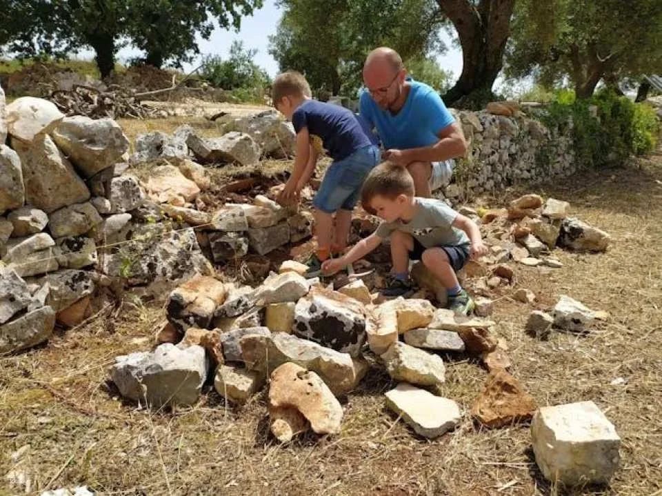 Trekking and dry stone wall lesson in the Valle d’Itria