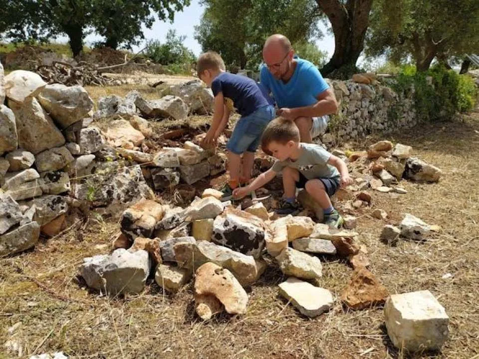 Trekking and dry stone wall lesson in the Valle d’Itria