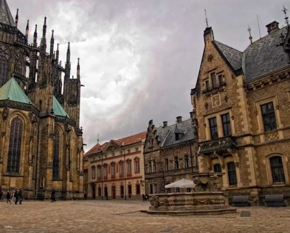 Prague sightseeing bus tour and guided castle walk