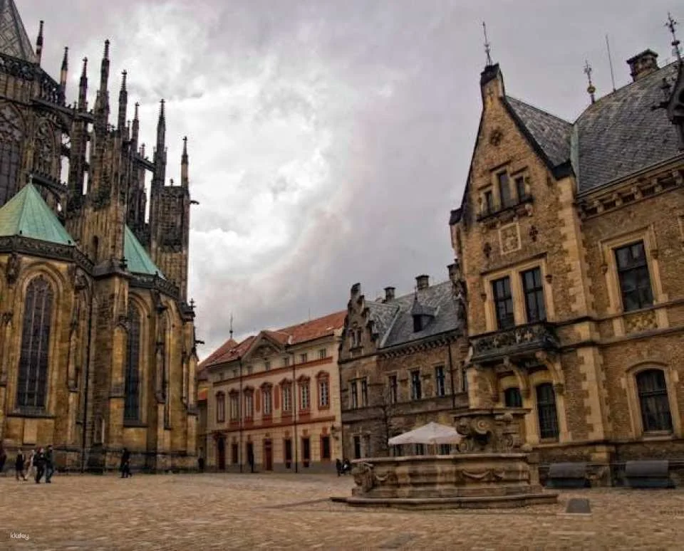 Prague sightseeing bus tour and guided castle walk