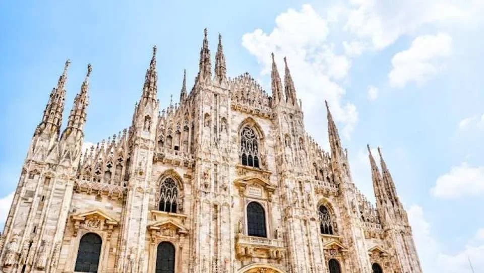 Milan pass with Cathedral, Castle, and hop-on hop-off bus