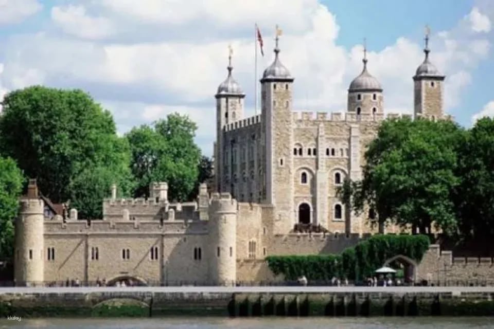 Harry Potter Walking Tour with Thames Cruise and Tower of London
