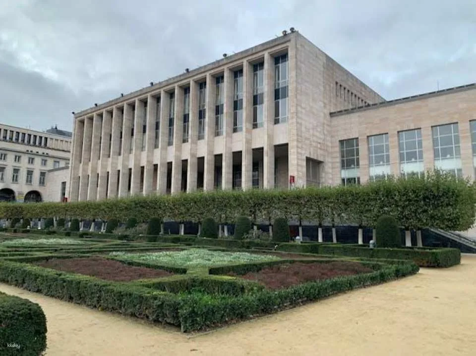 Brussels' landmarks audio guide and Autoworld entry ticket