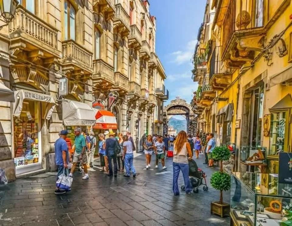 Mount Etna to 2900 mt and Taormina Full-Day Tour from Cefalù
