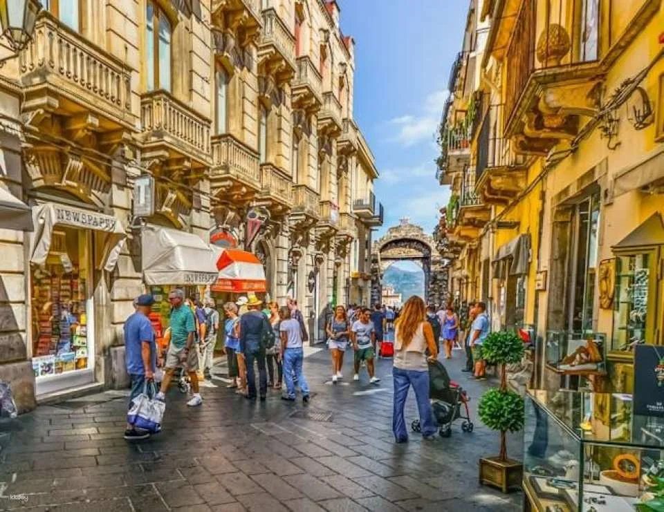 Mount Etna to 2900 mt and Taormina Full-Day Tour from Cefalù