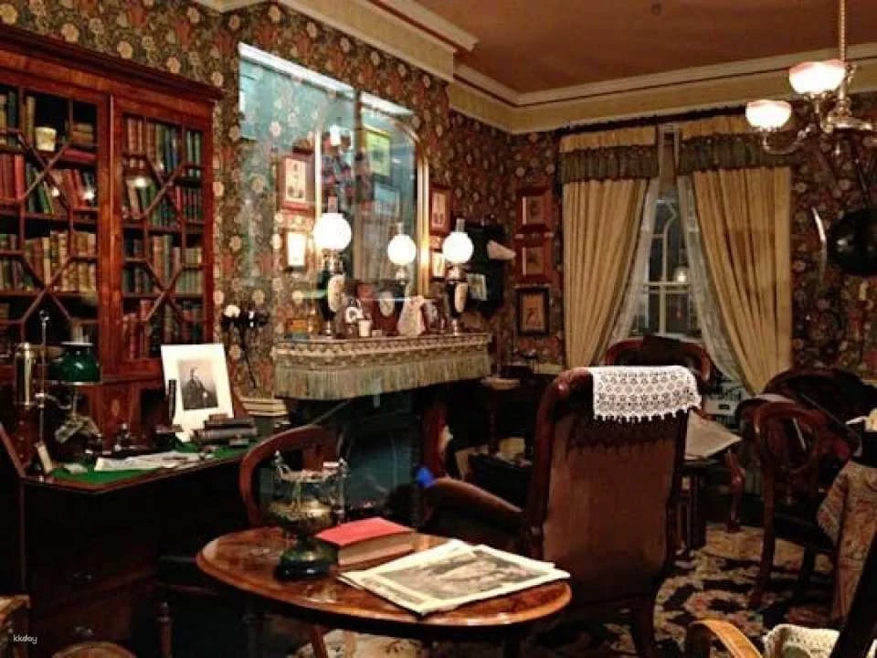 London Walking Tour with Entrance to the Sherlock Holmes Museum