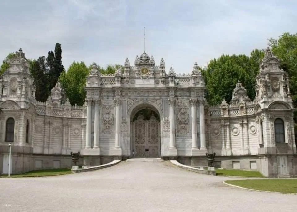 Skip-the-line Ticket for Dolmabahce Palace and Galata Tower