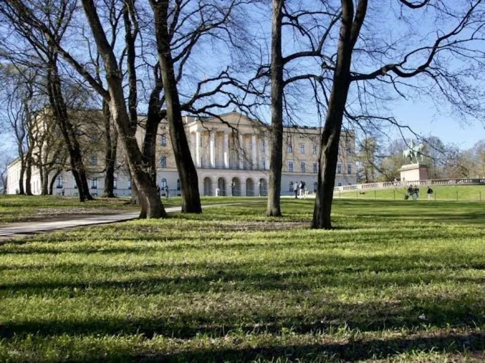 From fjord to palace guided tour in Oslo