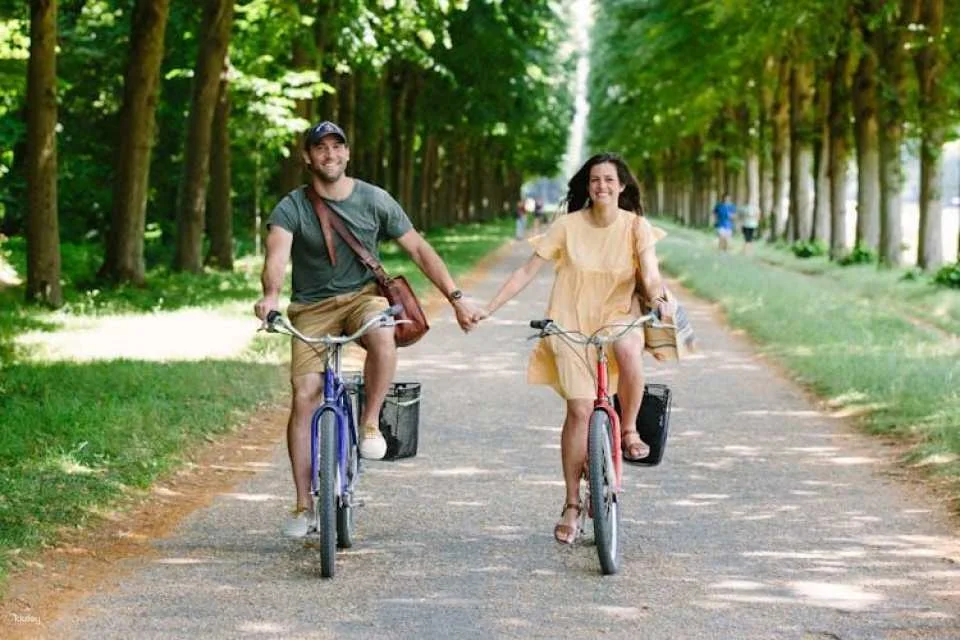 Half-day Versailles bike tour with palace and Hamlet visit