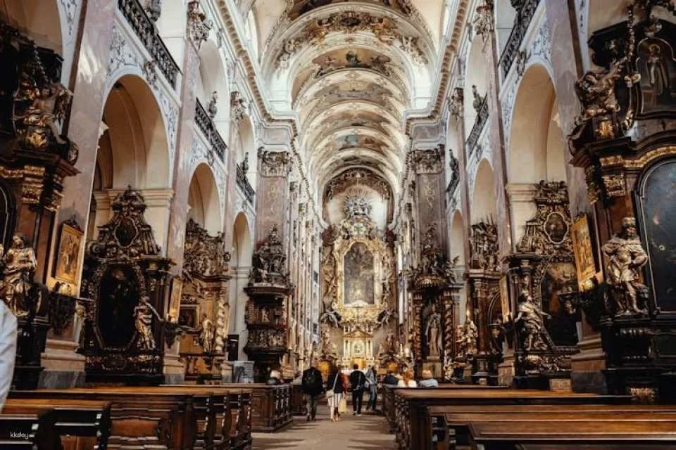 Unforgettable Christmas walking tour through Prague