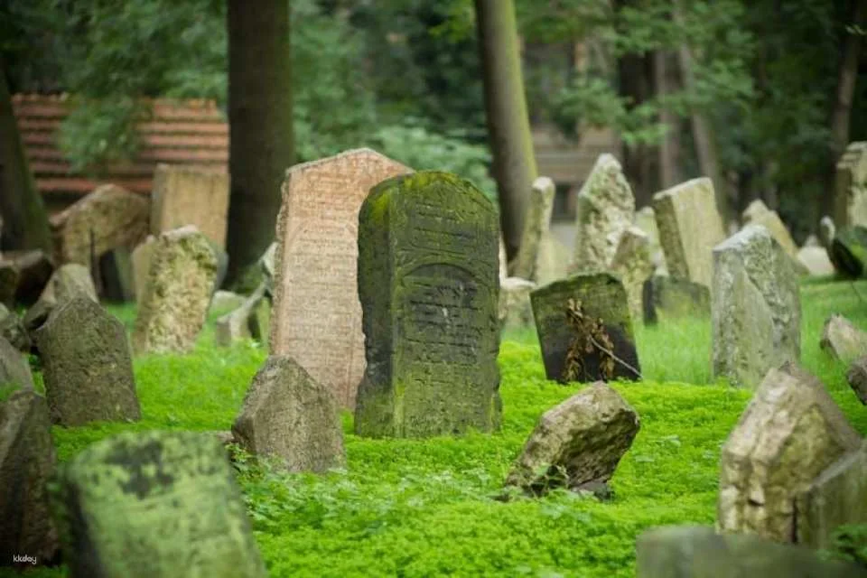 Prague Old and Jewish Town: guided tour with entrance tickets, coffee and cake