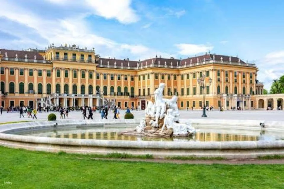 Skip-the-Line Schönbrunn Palace and Gardens with Guide in French