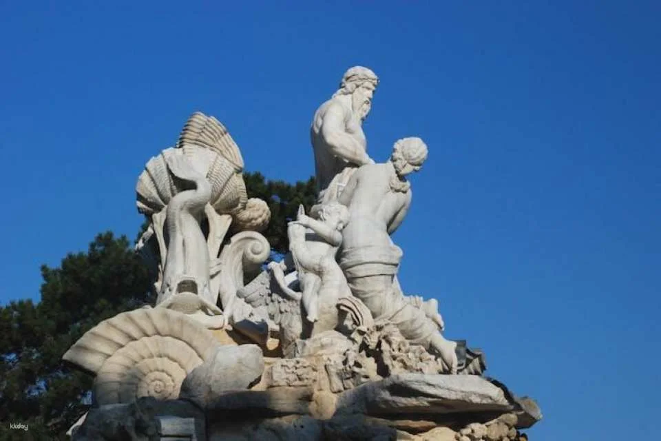 Skip-the-Line Schönbrunn Palace and Gardens with Guide in French