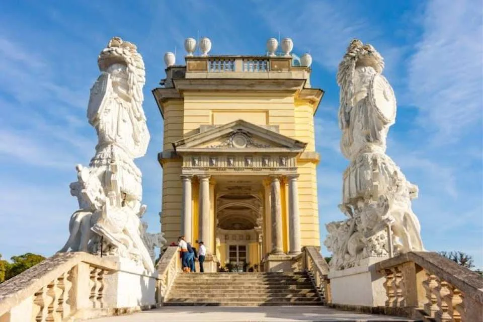 Skip-the-Line Schönbrunn Palace and Gardens with Guide in French