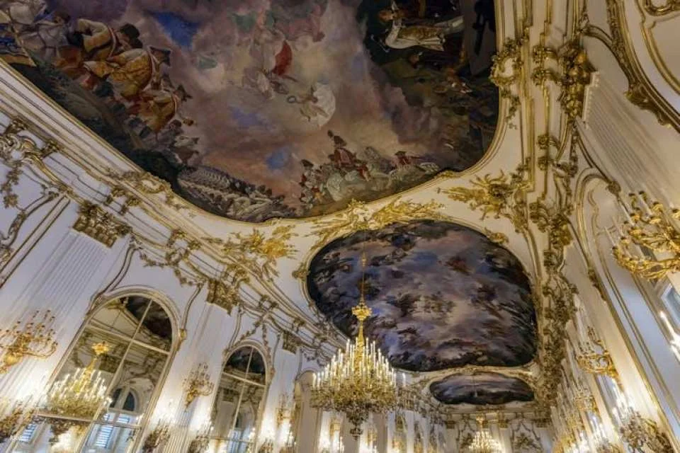 Skip-the-Line Schönbrunn Palace and Gardens with Guide in French