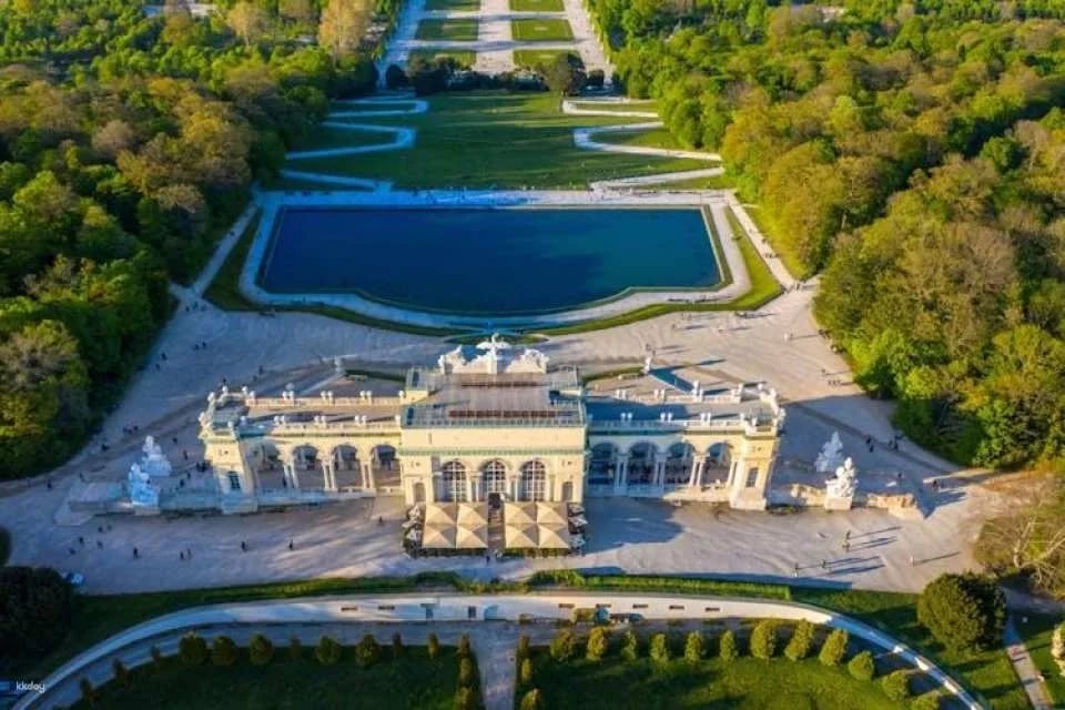 Skip-the-Line Schönbrunn Palace and Gardens with Guide in French