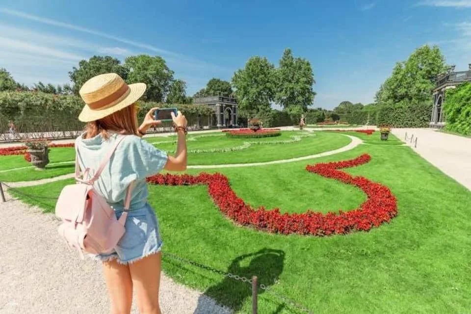 Skip-the-Line Schönbrunn Palace and Gardens with Guide in French
