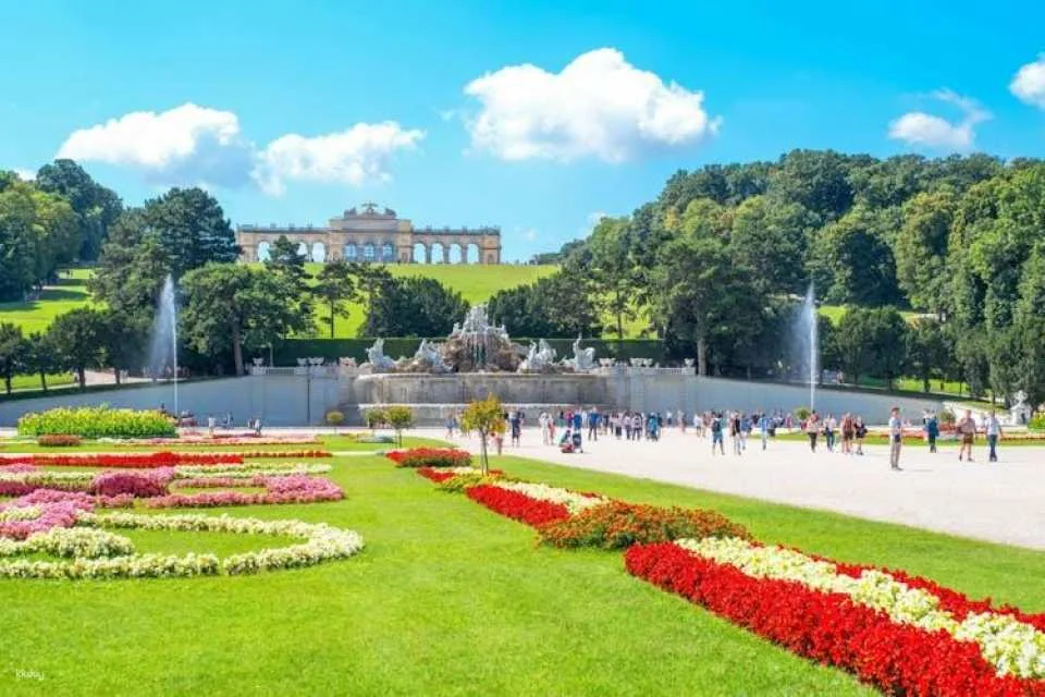 Skip-the-Line Schönbrunn Palace and Gardens with Guide in French