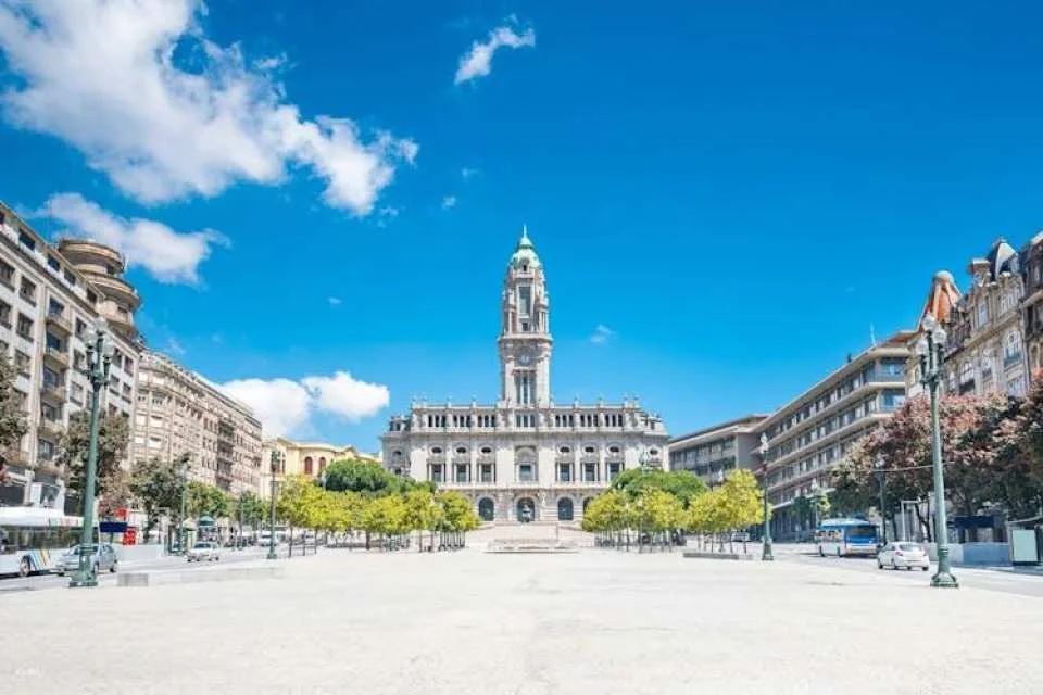 Porto tour by tuk-tuk and port wine cellar guided tour with tastings