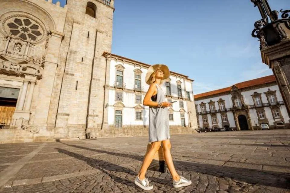 Porto tour by tuk-tuk and port wine cellar guided tour with tastings