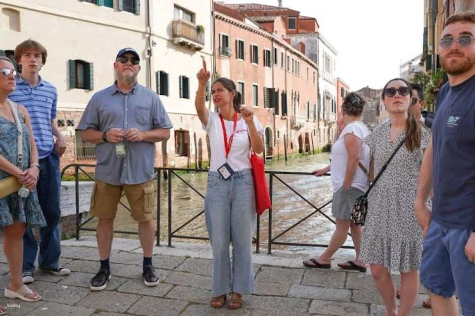 Cicchetti and wine guided tour in Venice
