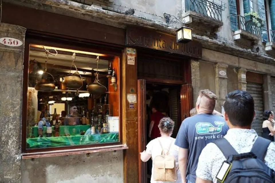 Cicchetti and wine guided tour in Venice