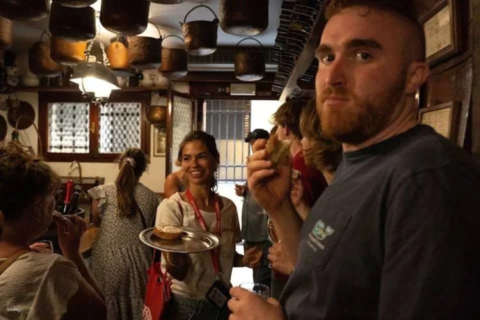 Cicchetti and wine guided tour in Venice