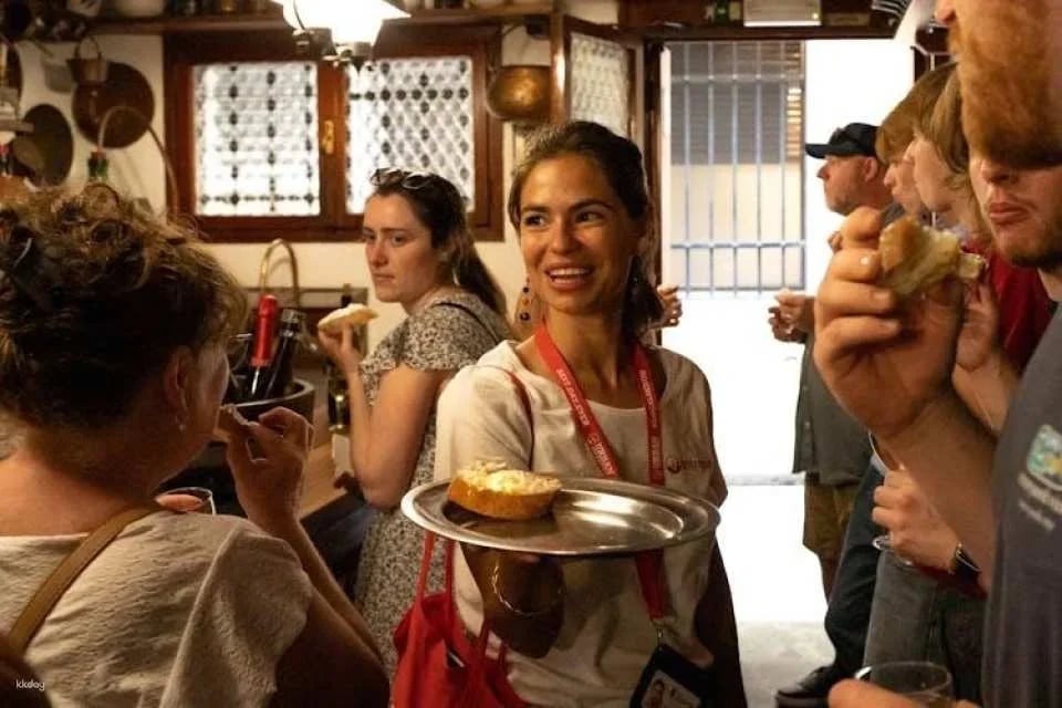 Cicchetti and wine guided tour in Venice