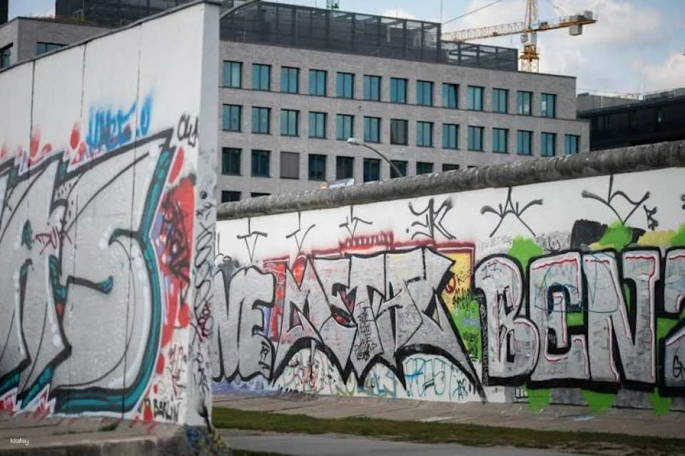 Berlin history e-bike tour with beer garden stop