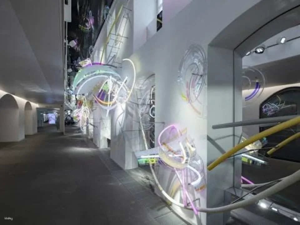 Swarovski exclusive guided tour with drink and gift in Innsbruck