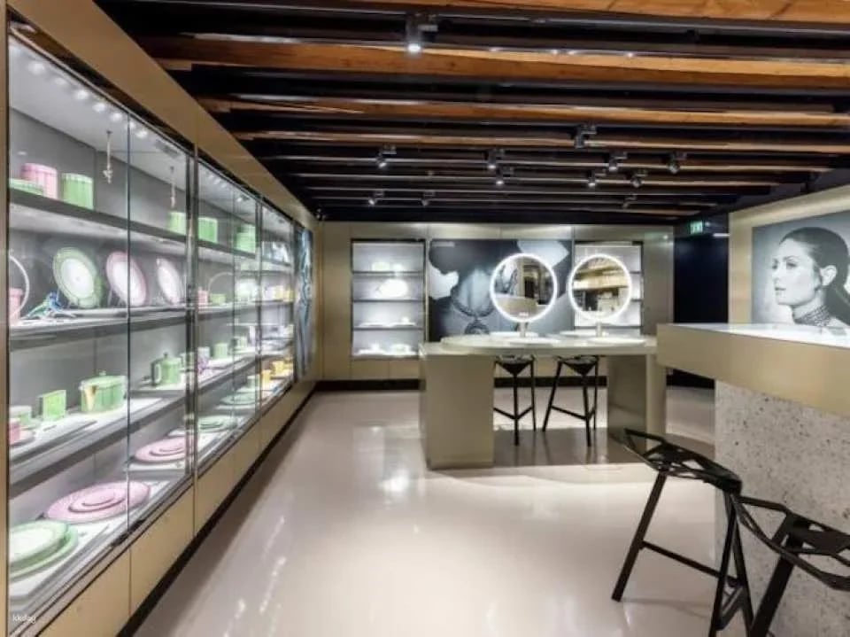 Swarovski exclusive guided tour with drink and gift in Innsbruck