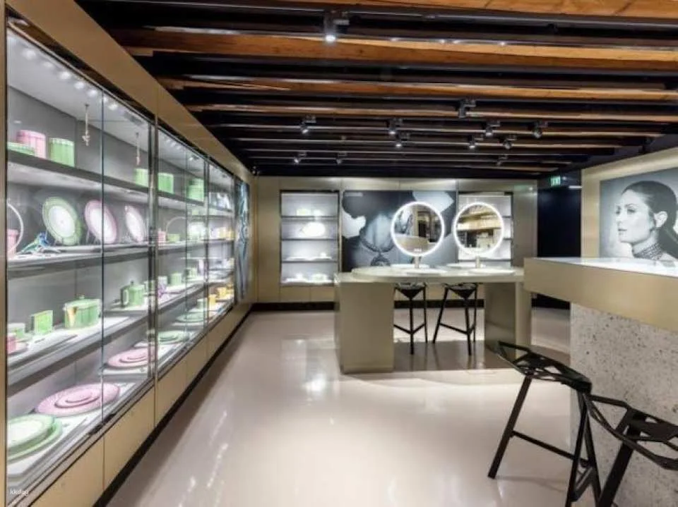 Swarovski exclusive guided tour with drink and gift in Innsbruck