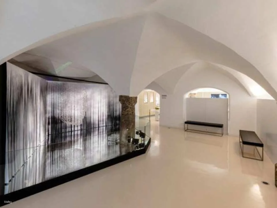 Swarovski exclusive guided tour with drink and gift in Innsbruck