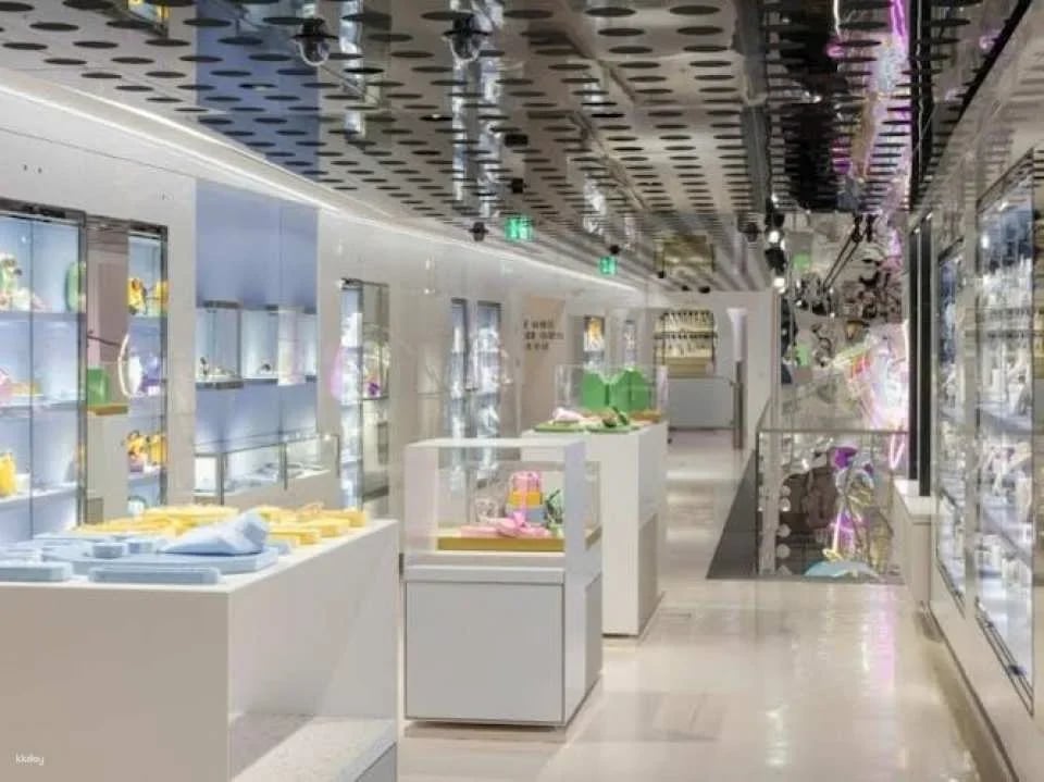 Swarovski exclusive guided tour with drink and gift in Innsbruck