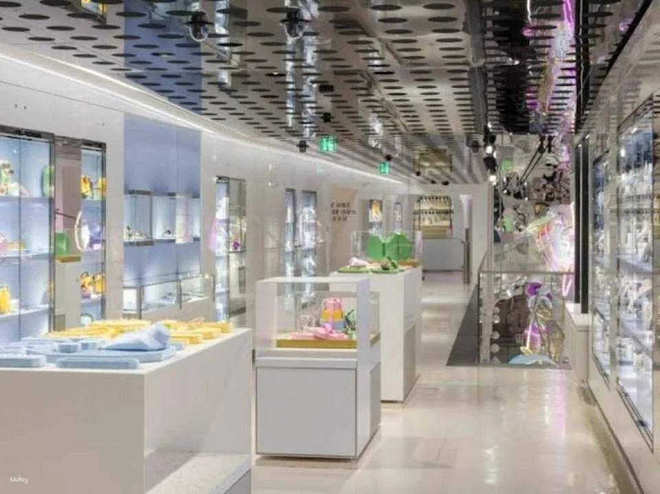 Swarovski exclusive guided tour with drink and gift in Innsbruck