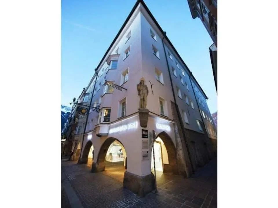 Swarovski exclusive guided tour with drink and gift in Innsbruck
