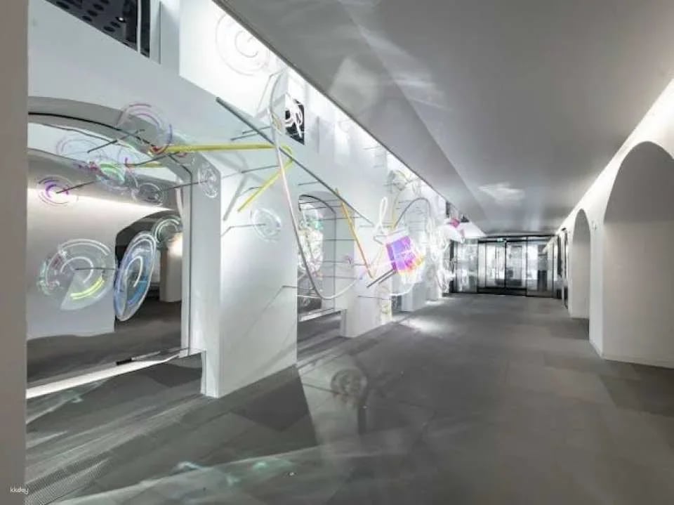 Swarovski exclusive guided tour with drink and gift in Innsbruck