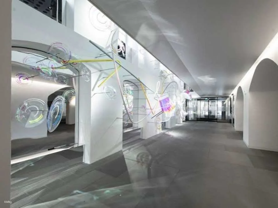 Swarovski exclusive guided tour with drink and gift in Innsbruck