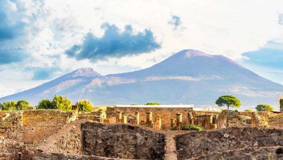 Naples pass with Pompeii, Underground and hop-on hop-off bus tour