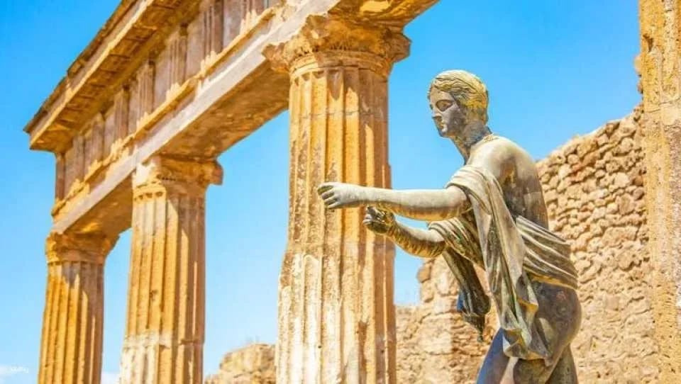 Naples pass with Pompeii, Underground and hop-on hop-off bus tour